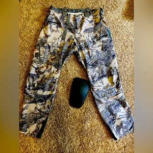 sitka men’s camo pants barley worn